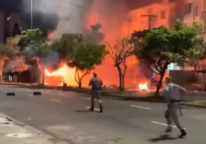 Protesto com incêndio de ônibus em Porto Alegre foi motivado por assassinato de morador de condomínio popular