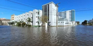 Água da Lagoa dos Patos sobe nas ruas do Centro de Rio Grande