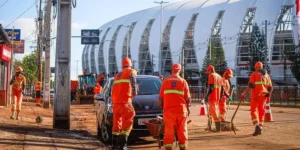 Mais de 25 toneladas de lodo foram retirados somente na avenida Padre Cacique, em Porto Alegre