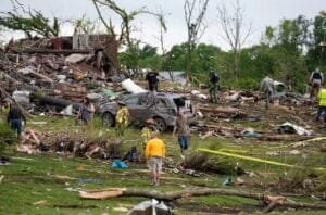 Tornado destrói cidade dos Estados Unidos e deixa mortos
