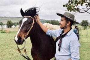 VÍDEO: Cavalo é resgatado da água por vice-prefeito que já foi domador: “Jamais deixaríamos ele morrer”