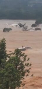 Vídeo: Casa desaba momentos antes de helicóptero socorrer duas pessoas que estavam no telhado