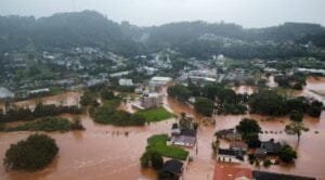 Paraná envia 32 bombeiros, helicóptero e quatro barcos de resgate para auxiliar vítimas das chuvas no Rio Grande do Sul