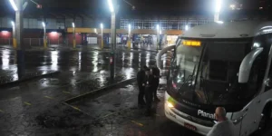 Com 95% das viagens canceladas, passageiros aguardam há dois dias na Rodoviária de Porto Alegre