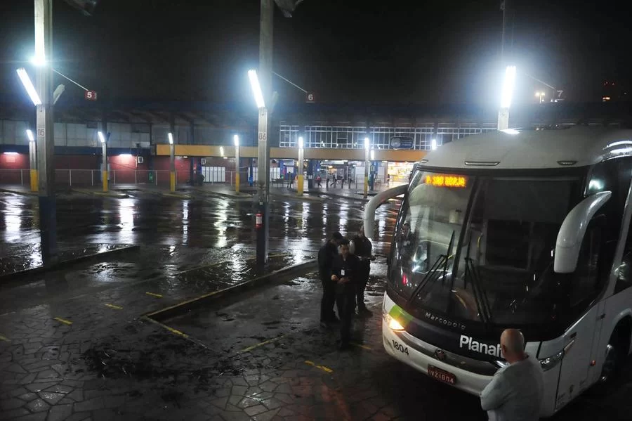 Viagens-CanceladasFA04 Com 95% das viagens canceladas, passageiros aguardam há dois dias na Rodoviária de Porto Alegre
