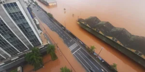 Casa de bombas transborda e água invade avenida Mauá, em Porto Alegre