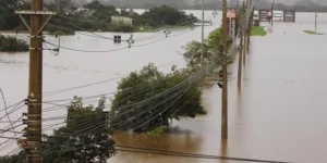 Acesso entre avenida Assis Brasil e BR 290 é tomado pela água