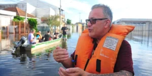 Voluntários tentam resgatar três pessoas e 5 mil pets no bairro Sarandi, em Porto Alegre