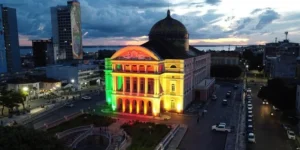 Teatro Amazonas é iluminado com as cores da bandeira do Rio Grande do Sul em homenagem às vítimas da enchente