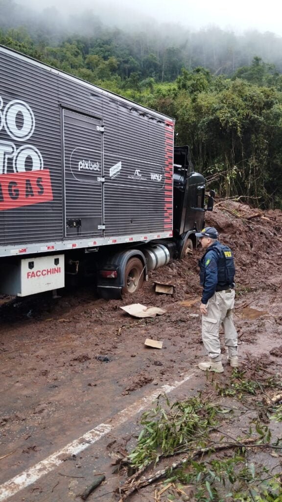 WhatsApp-Image-2024-05-11-at-16.46.25-576x1024 Carreta com doações do Grupo Sorriso Maroto fica presa em queda barreira na BR-116 em Caxias do Sul