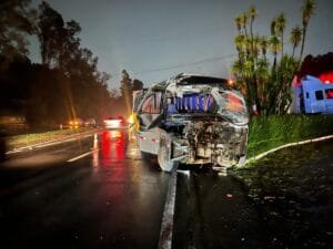 Acidente entre caminhão, micro-ônibus e retroescavadeira fere dois homens e criança na ERS-122 em Caxias do Sul