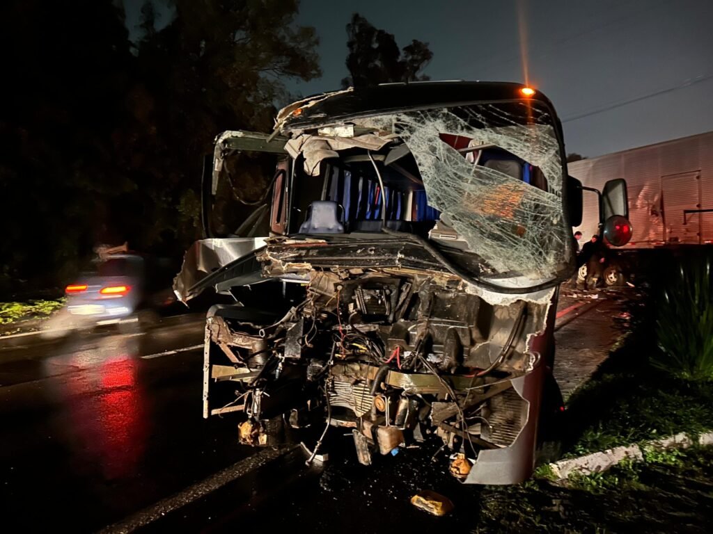 WhatsApp-Image-2024-05-13-at-21.06.08-1-scaled-1-1024x768 Acidente entre caminhão, micro-ônibus e retroescavadeira fere dois homens e criança na ERS-122 em Caxias do Sul