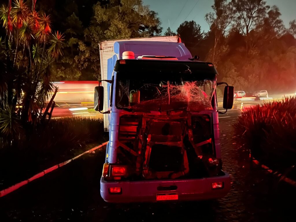 WhatsApp-Image-2024-05-13-at-21.06.08-scaled-1-1024x768 Acidente entre caminhão, micro-ônibus e retroescavadeira fere dois homens e criança na ERS-122 em Caxias do Sul