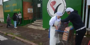 Retomada de aulas na rede municipal de Porto Alegre esbarra em falta de água e servidores desabrigados