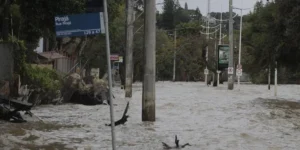 Guaíba permanece revolto e invade a avenida Guaíba, no bairro Ipanema, na zona Sul de Porto Alegre