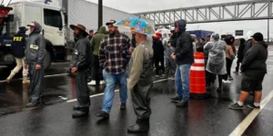 Após 24 dias de inundação, manifestantes trancam faixas da BR 290 em protesto na zona Norte de Porto Alegre