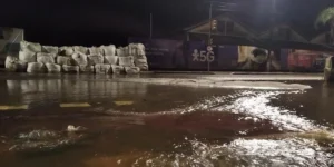 Nível do Guaíba sobe e água chega na avenida Mauá em Porto Alegre