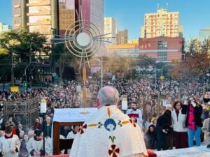 Missa e procissão de Corpus Christi reúnem cerca de 10 mil pessoas em Caxias do Sul