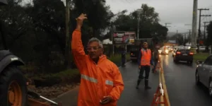 Desmoronamento em acostamento provoca engarrafamento na zona Sul de Porto Alegre