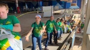 Luciano Hang entrega produtos salvos da enchente ao Lions e Rotary Club, em Lajeado