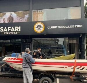COMOVIDO COM VOLUNTÁRIO EM GELADEIRA IMPROVISADA, SURFISTA E INFLUENCER, PEDRO SCOOBY COMPRA BARCO EM LOJA DE OSÓRIO