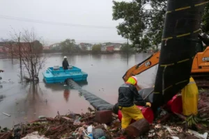 Bomba é instalada para drenar a água que inunda o bairro Humaitá, em Porto Alegre