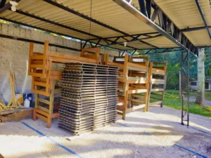 Presidiários fabricam camas para as pessoas atingidas pelas enchentes no Rio Grande do Sul