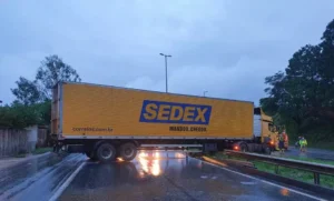 Carreta dos Correios com doações para o Rio Grande do Sul tomba no interior do Estado de São Paulo