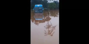 Ônibus do Grêmio tem água até o parabrisa, no bairro Humaitá