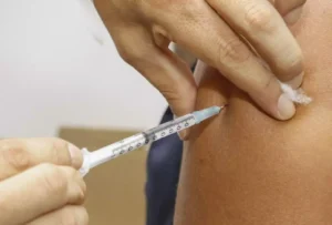 População acolhida em abrigos recebe vacina contra a gripe no Rio Grande do Sul