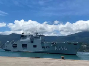 Maior navio de guerra da América Latina chega ao Rio Grande do Sul para auxiliar em enchentes