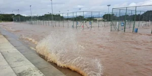 Guaíba sobe para 4,91m e vento provoca ondas fortes na Orla