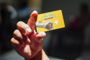 Entrega do cartão com recursos doados via Pix ocorre em seis municípios gaúchos nesta Sexta