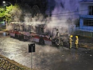 Ônibus pega fogo no bairro Camaquã, na zona sul de Porto Alegre