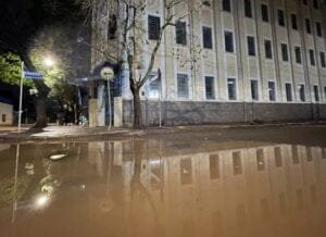 Rio Guaíba Retrocede Pelos Esgotos e Ruas Voltam a Alagar