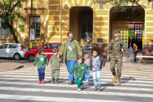 Alunos de escola municipal de Porto Alegre voltam às aulas em espaço cedido pelo Colégio Militar