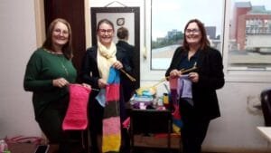 SERVIDORAS DA 11° CRE CONFECCIONAM ITENS DE TRICÔ PARA DOAÇÃO