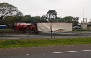 Carreta Tomba no Km 85 da BR 101 em Osório