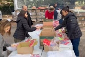 Voluntários preparam 10 mil kits de material escolar para doação a estudantes afetados pela enchente