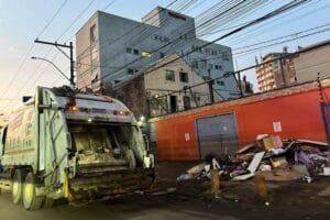 Profissionais contratados para auxiliar na limpeza das ruas de Porto Alegre começam as atividades nesta Quarta-feira