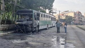 Ônibus pega fogo no bairro Petrópolis em Porto Alegre