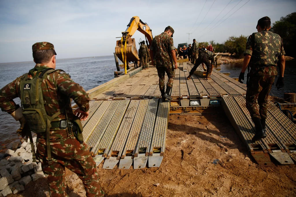 Após um mês isolada pela enchente, colônia de pescadores ganha ponte provisória 2 4980264 4e460b58727499d
