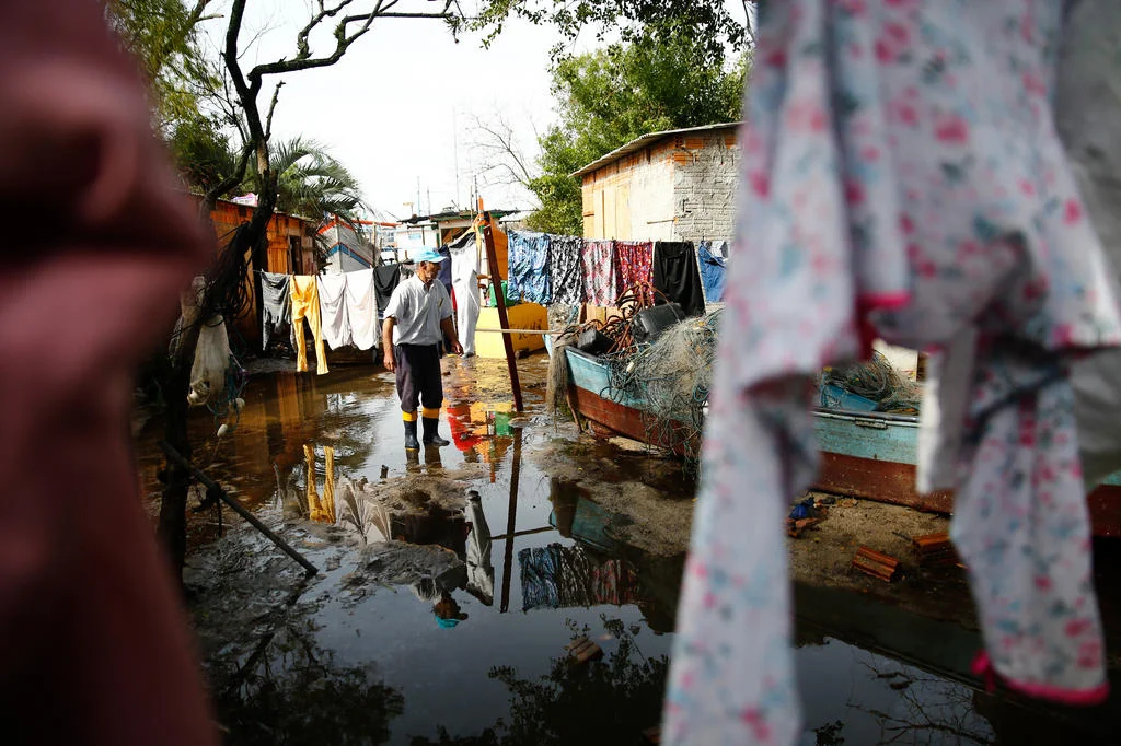 Após um mês isolada pela enchente, colônia de pescadores ganha ponte provisória 5 4980265 0aeb07a8f986c01