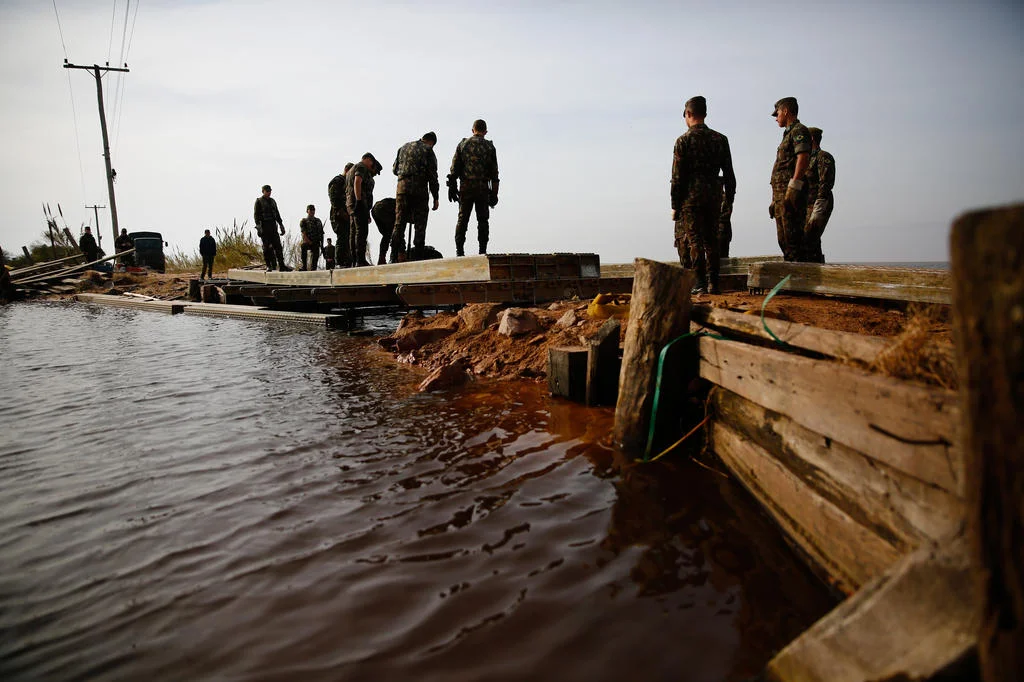 Após um mês isolada pela enchente, colônia de pescadores ganha ponte provisória 3 4980436 a425cbc85f8aef5