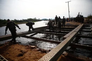Após um mês isolada pela enchente, colônia de pescadores ganha ponte provisória