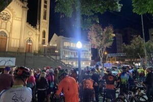 Amigos, familiares e ciclistas se reúnem em ato de oração por professora de Caxias que sofreu acidente em SC