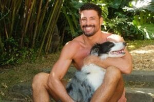 Cauã Reymond comemora alta médica de cachorra que foi envenenada: “Sextou com ela em casa”