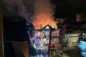 Incêndio destrói prédio no centro de Gramado