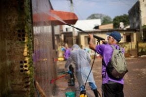 Voluntários realizam faxina solidária para limpar 200 residências na zona norte de Porto Alegre