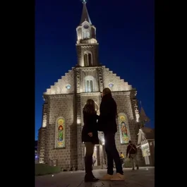 VÍDEO: Turistas flagram momento em que badalo de sino se desprende e cai de igreja em Gramado